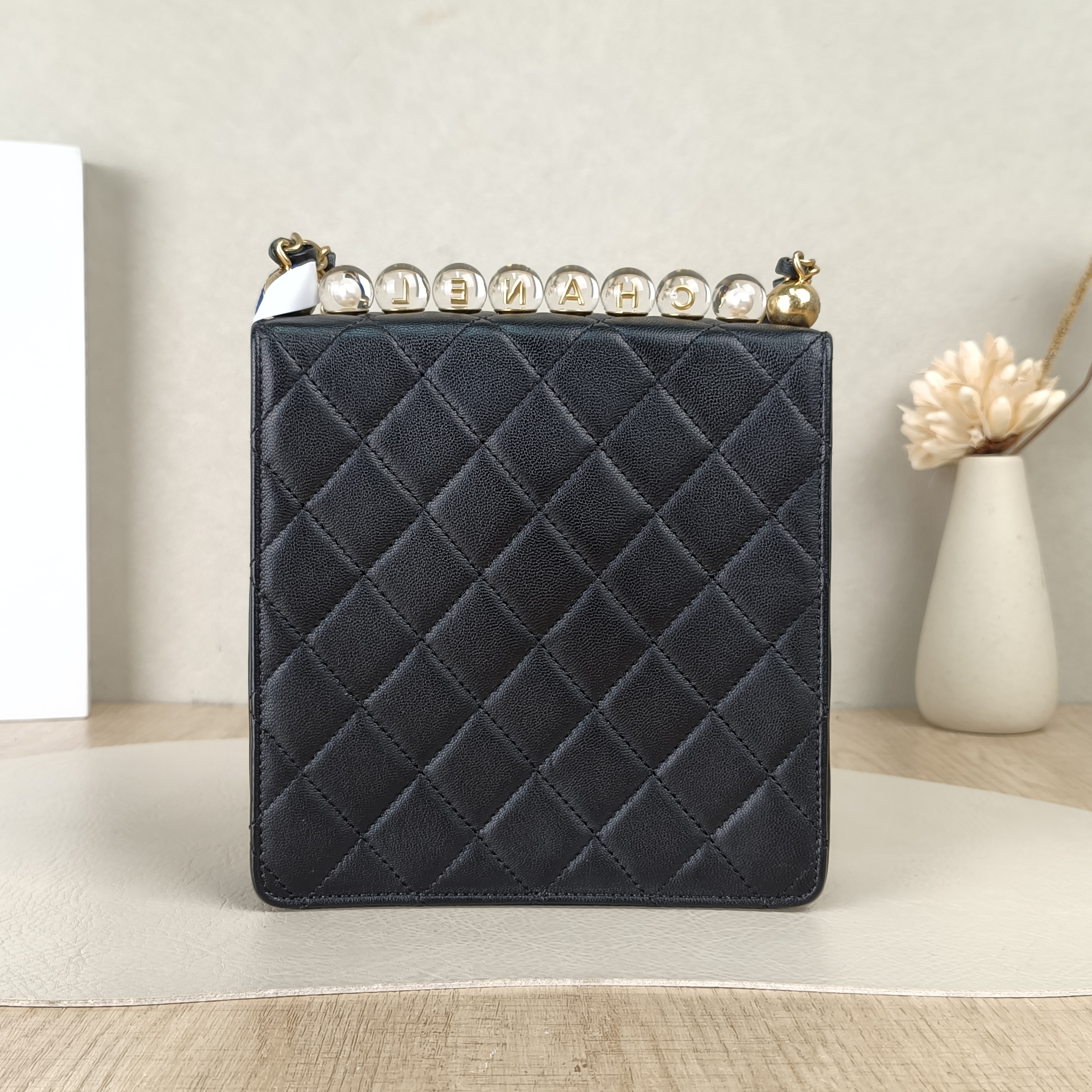 Chanel Crossbody Bag Edition Pearl Black Lambskin 18 × 4.5 × 16 cm — cover view 3 of 5