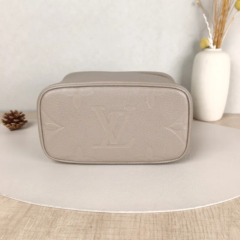 Louis Vuitton Shoulder Bag VANITY Cosmetic Bag Grey Calfskin Small19 × 11 × 13 cm — cover view 2 of 5