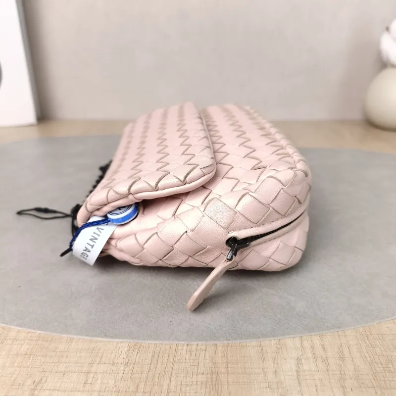 Bottega Veneta Shoulder Bag Woven Messenger Bag Pink Lambskin One Size19 × 5 × 11 cm — detail view 7 of 10