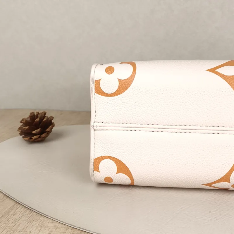 Louis Vuitton Shoulder Bag Onthego White Empreinte Embossed Calfskin Monogram Small25 × 11.5 × 19 cm — detail view 10 of 12