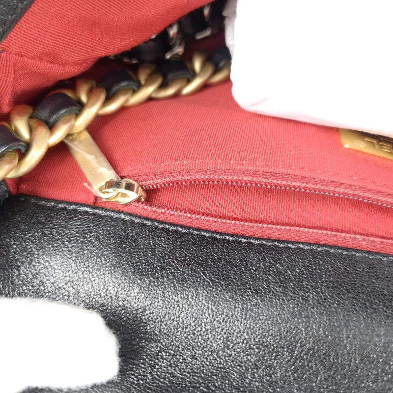 Chanel Crossbody Bag 19Bag Black SL ambskin Small 26 × 9 × 16 cm 28 — detail view 5 of 13