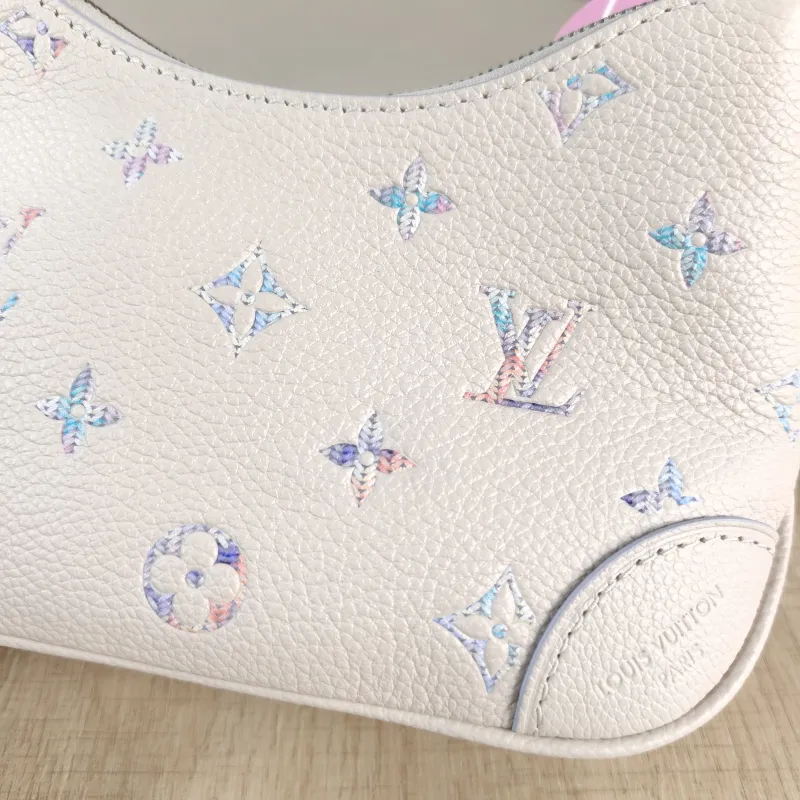 Louis Vuitton Crossbody Bag Boulogne White · Calfskin nano 19 × 8 × 13 cm — detail view 4 of 10