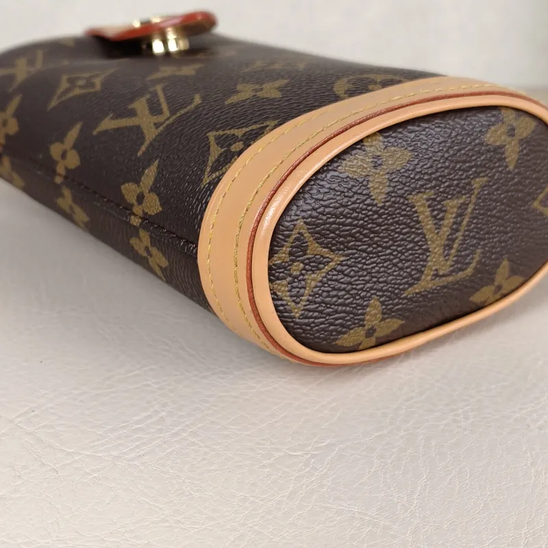 Louis Vuitton Crossbody Bag Fold Me Monogram PV Cmini14.5 × 6.5 × 18 cm — detail view 6 of 9
