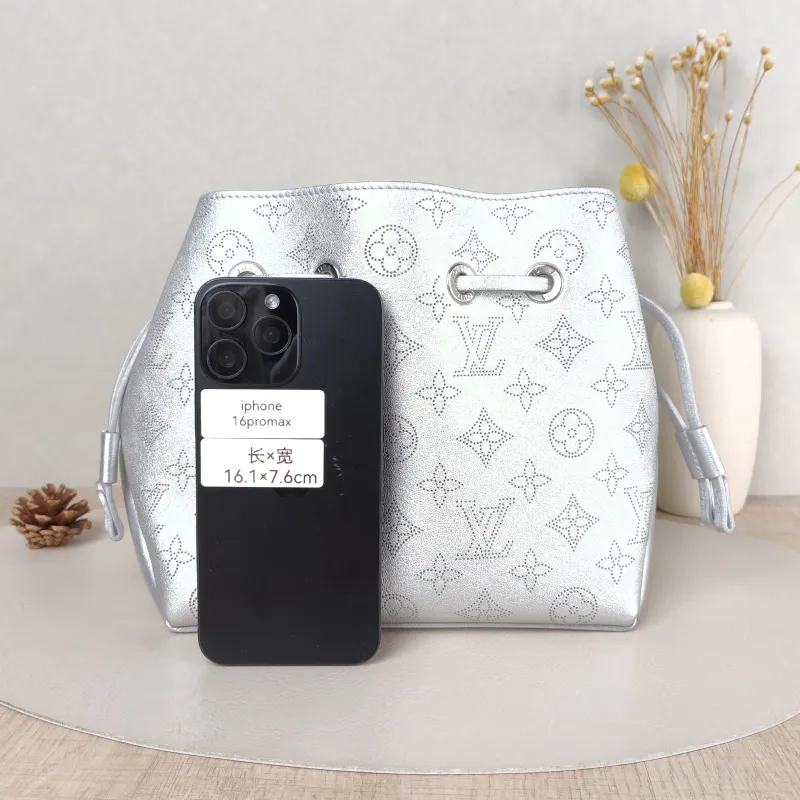 Louis Vuitton Crossbody Bag BELLA White Lambskin One Size 22 × 14 × 19 cm — cover view 3 of 5