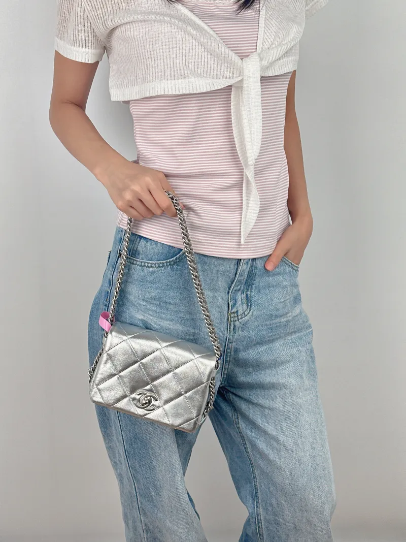 Chanel Shoulder Bag22p Silver Lambskin One Size17.5 × 6 × 12 cm — on-model view 2 of 3