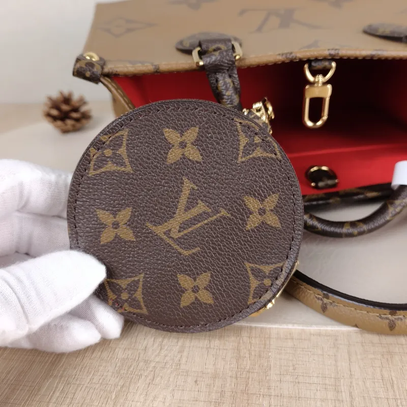 Louis Vuitton Shoulder Bag Onthego Monogram PVC Small 25 × 11.5 × 19 cm — detail view 1 of 13