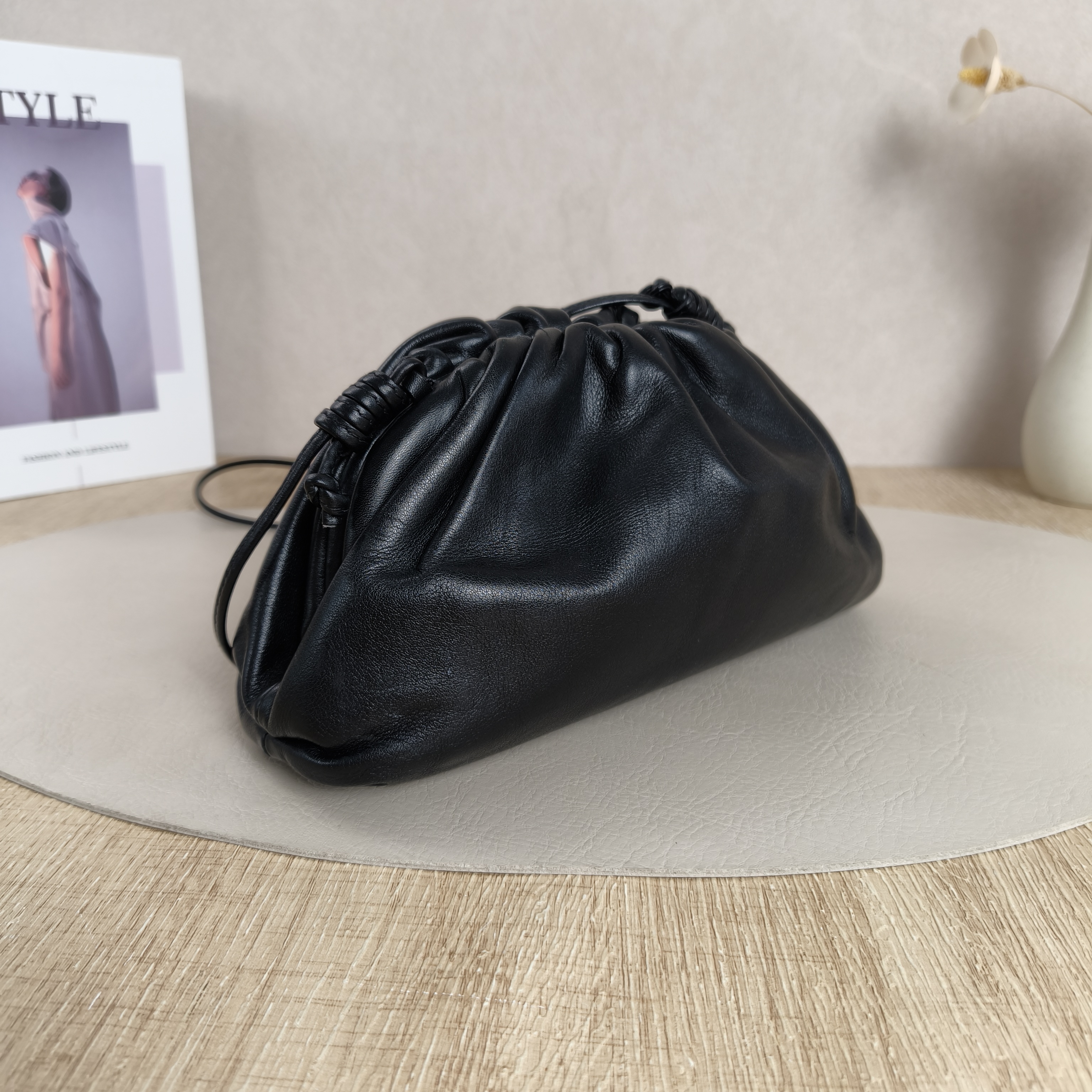 Bottega Veneta Clutch The Pouch Clutch Black Calfskinmini22 × 5 × 13 cm — cover view 6 of 10