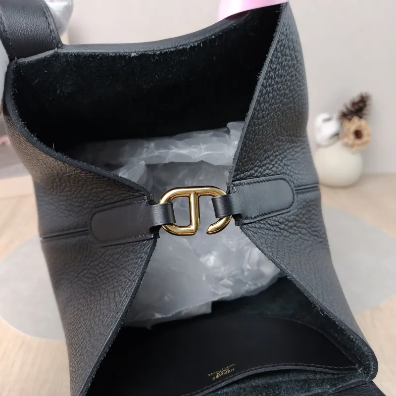 Hermès Top Handle Bag In-the-Loop 23 89Black Taurillon Clemence TC Calfskin Medium 23 × 15 × 25 cm B — detail view 8 of 12
