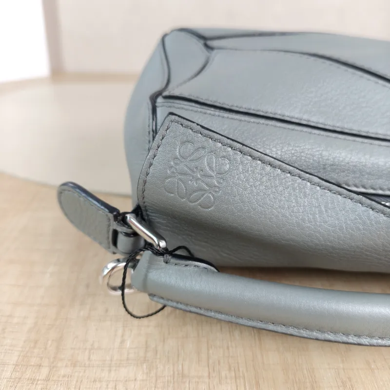 LOEWE Crossbody Bag Puzzle Grey Calfskin Mini 18 × 8 × 12.5 cm — detail view 5 of 11