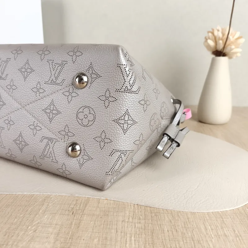 Louis Vuitton Crossbody Bag BELLA Grey Calfskin One Size 22 × 14 × 19 cm — detail view 1 of 10