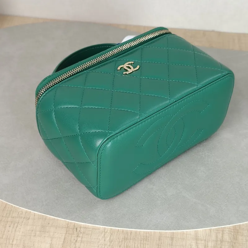 Chanel Crossbody Bag Edition Green Lambskinmini16 × 8 × 9.5 cm — detail view 5 of 15
