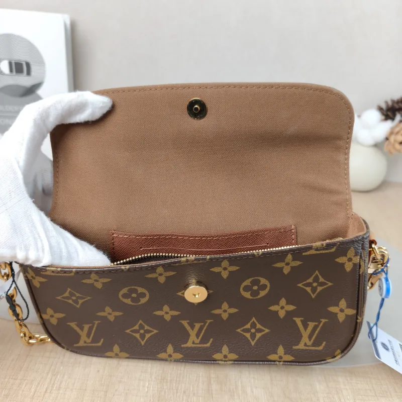 Louis Vuitton Crossbody Bag IVY Monogram PVC Small 23.5 × 4.3 × 12 cm — detail view 1 of 11