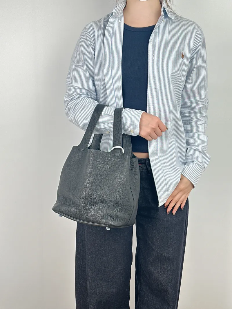 Hermès Top Handle Bag Picotin Lock 22 22 89Black TC Calfskin Medium 22 × 17 × 21 cm Z — on-model view 1 of 2