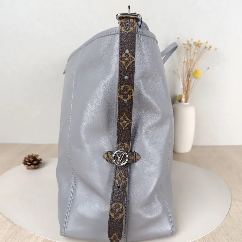 Louis Vuitton Crossbody Bag Carryall Vibe Grey SL ambskin Medium39 × 15 × 30 cm — detail view 1 of 15