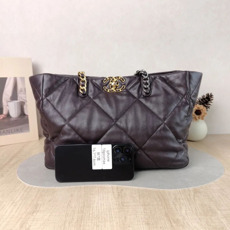Chanel Shoulder Bag 19 bag Tote Bag Lambskin One Size 33 × 10.5 × 23 cm — cover view 3 of 5
