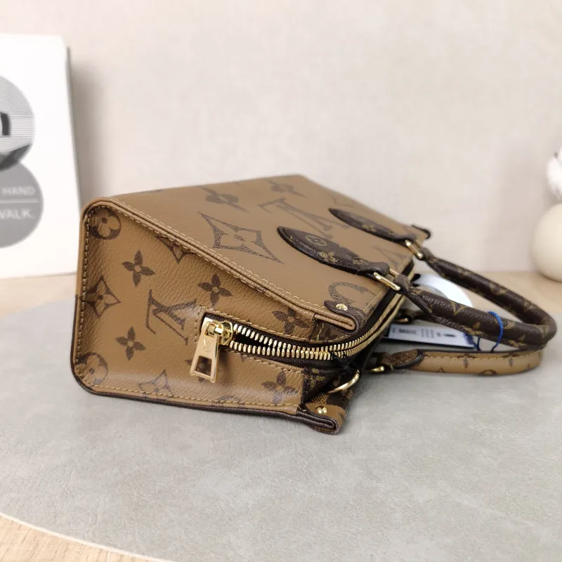 Louis Vuitton Crossbody Bag Onthego East West Monogram PVC Small25 × 10 × 13 cm — detail view 6 of 12