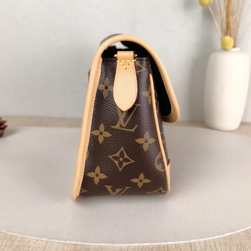 Louis Vuitton Crossbody Bag Diane Baguette Bag Shoulder Strap PVC Small 24 × 9 × 15 cm — detail view 3 of 15