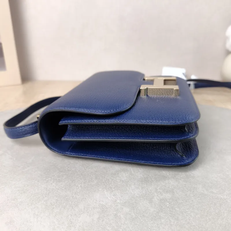 Hermès Crossbody Bag Constance 19 Gold-Tone Hardware 7U Lambskin Mini 19 × 4 × 15 cm G — detail view 7 of 14