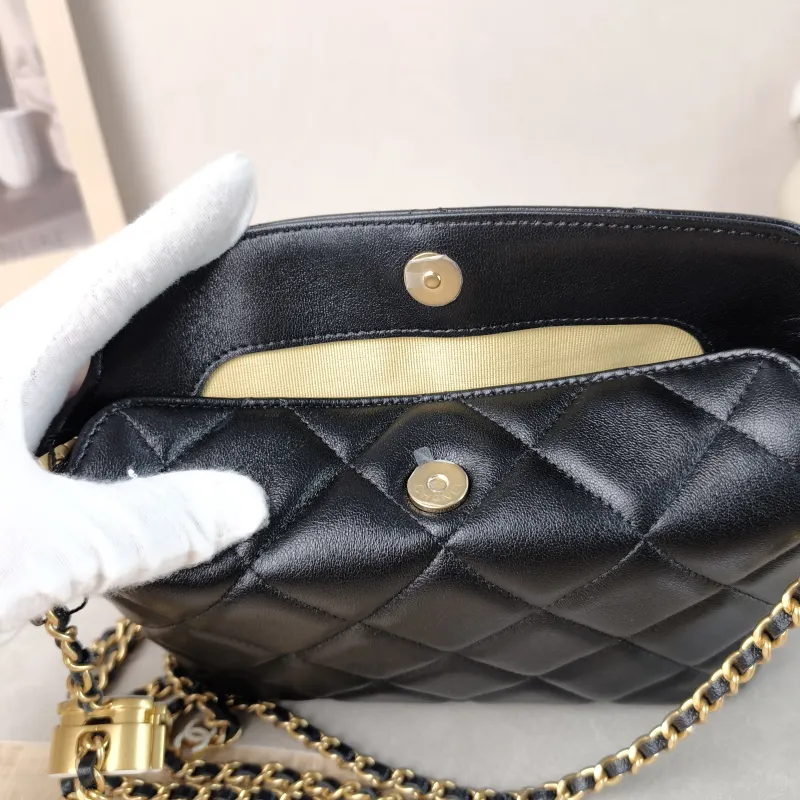 Chanel Crossbody Bag hobo Black Lambskin One Size 20 × 5 × 16.5 cm — detail view 2 of 11