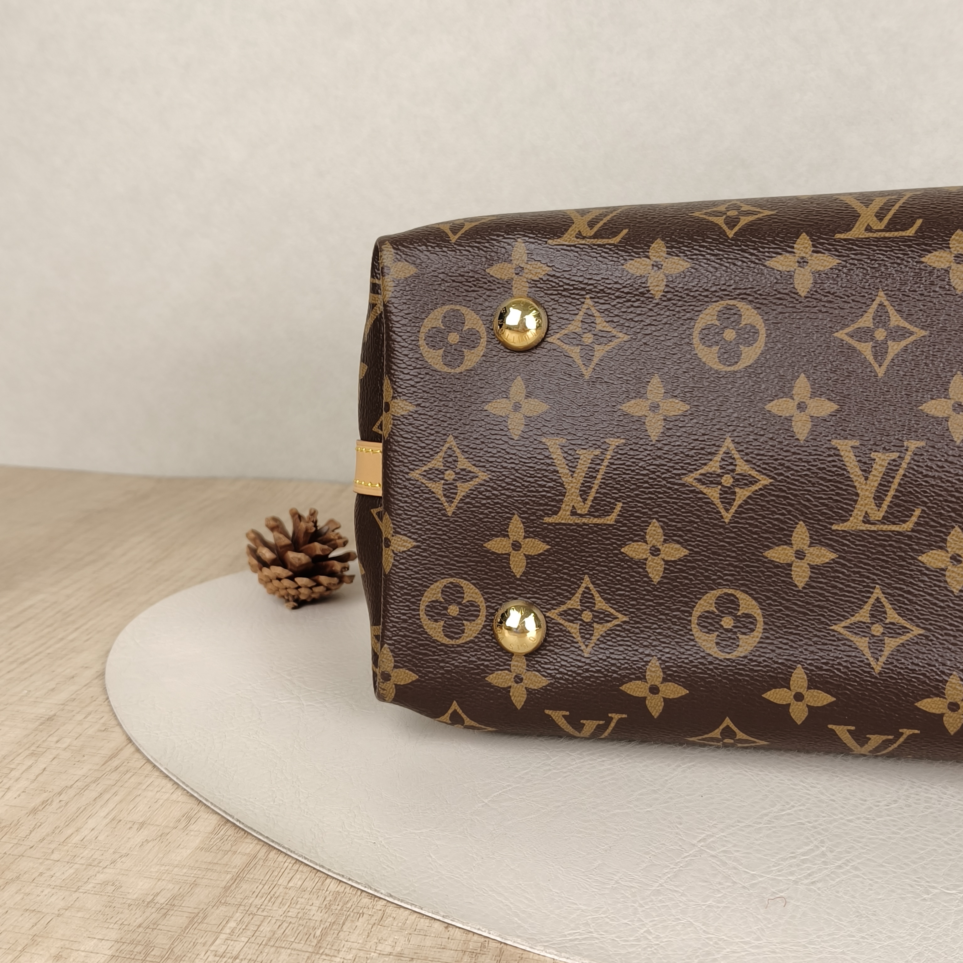 Louis Vuitton Crossbody Bag Carryall — cover view 5 of 9