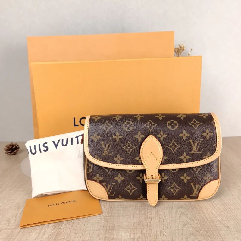 Louis Vuitton Crossbody Bag Diane Baguette Bag Shoulder Strap PVC Small 24 × 9 × 15 cm — cover view 2 of 6