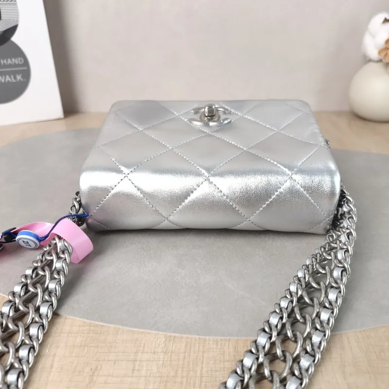 Chanel Shoulder Bag22p Silver Lambskin One Size17.5 × 6 × 12 cm — detail view 7 of 13