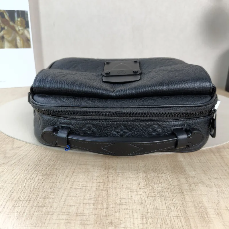 Louis Vuitton Crossbody Bag S Lock Messenger Bag Black Calfskin One Size22 × 8 × 18 cm — detail view 6 of 15