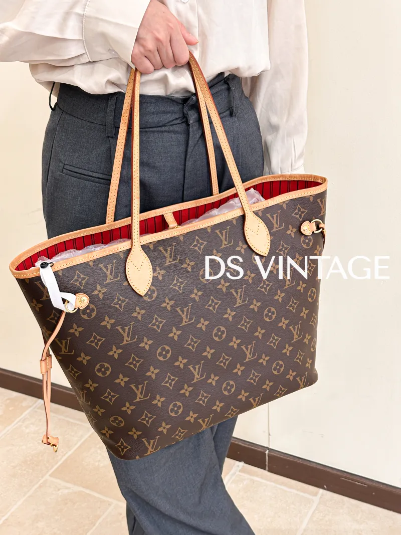 Louis Vuitton Shoulder Bag Neverfull Monogram PVC Medium31 × 14 × 28 cm — on-model view 1 of 3