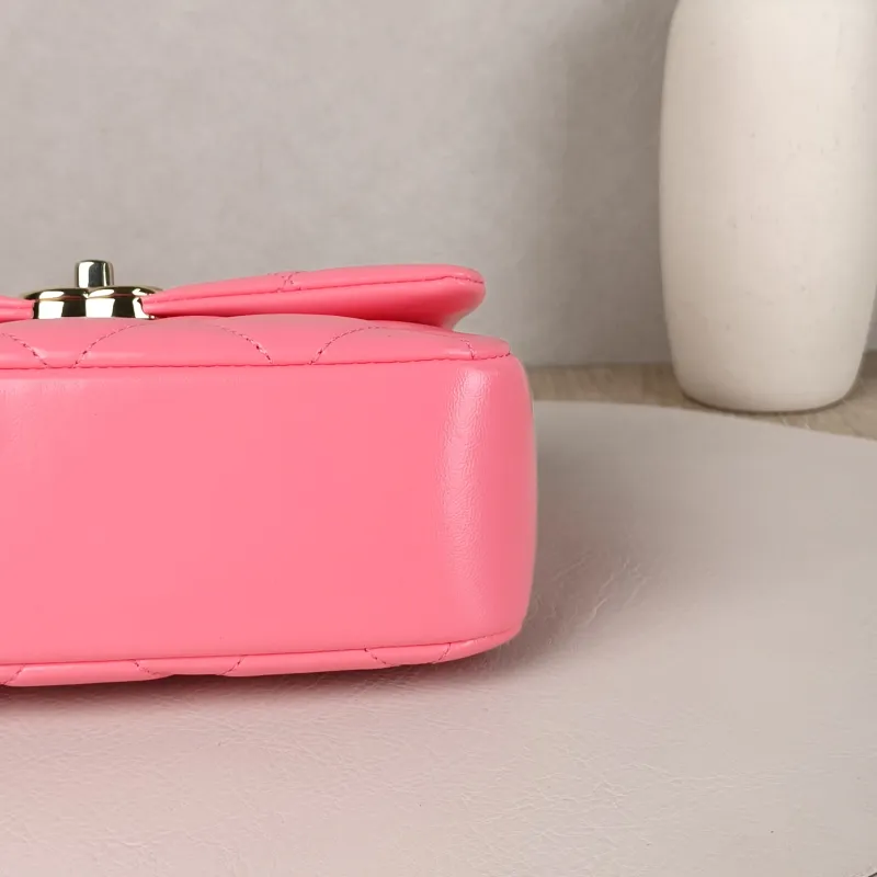 Chanel Crossbody Bag Edition Red Lambskin 19 × 6.5 × 13.5 cm — detail view 9 of 15