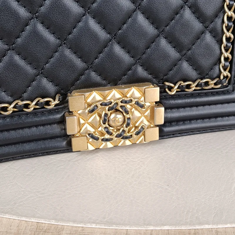 Chanel Crossbody Bag Le Boy​ Black Calfskin Small 20.5 × 8.5 × 12 cm 29 — detail view 2 of 15