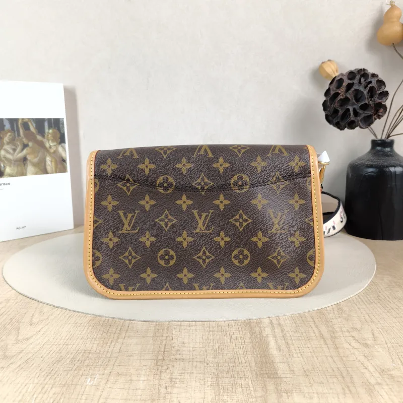Louis Vuitton Crossbody Bag Diane Baguette Bag Shoulder Strap PVC Small24 × 9 × 15 cm — cover view 2 of 5