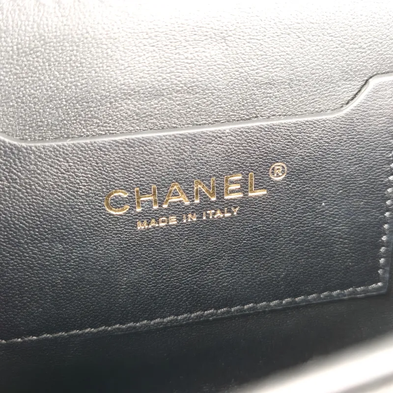 Chanel Crossbody Bag Black Grained Calfskin 21 × 9 × 15 cm — detail view 12 of 14