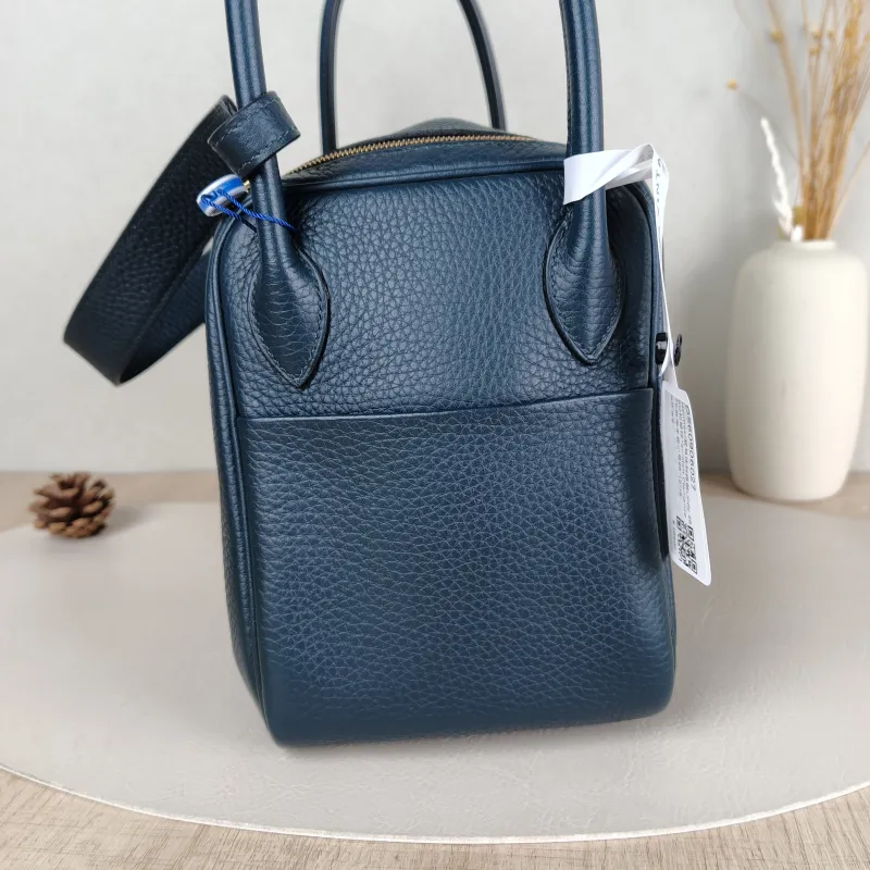 Hermès Crossbody Bag Lindy 266O Taurillon Clemence TC Calfskin Small26 × 12 × 18 cm — detail view 10 of 11