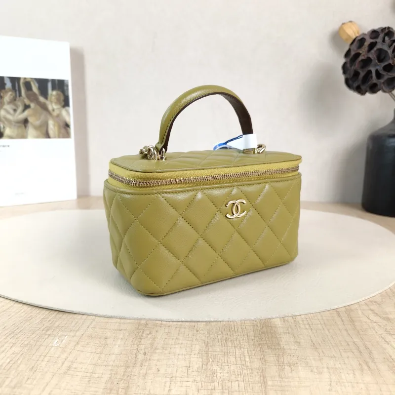 Chanel Crossbody Bag Edition Green Lambskinmini16 × 8 × 9.5 cm — cover view 2 of 5