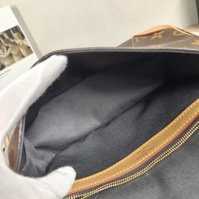 Louis Vuitton Crossbody Bag Diane Baguette Bag Shoulder Strap PVC Small24 × 9 × 15 cm — detail view 11 of 12