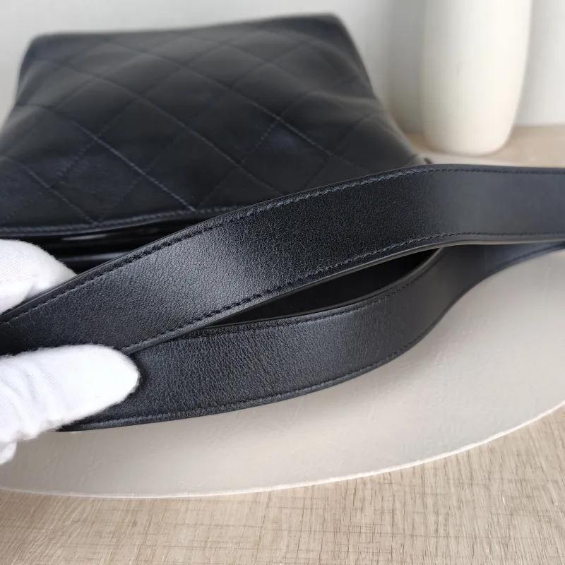 Chanel Crossbody Bag26s Bucket Bag Black Lambskin Small26 × 11 × 19 cm — detail view 1 of 14