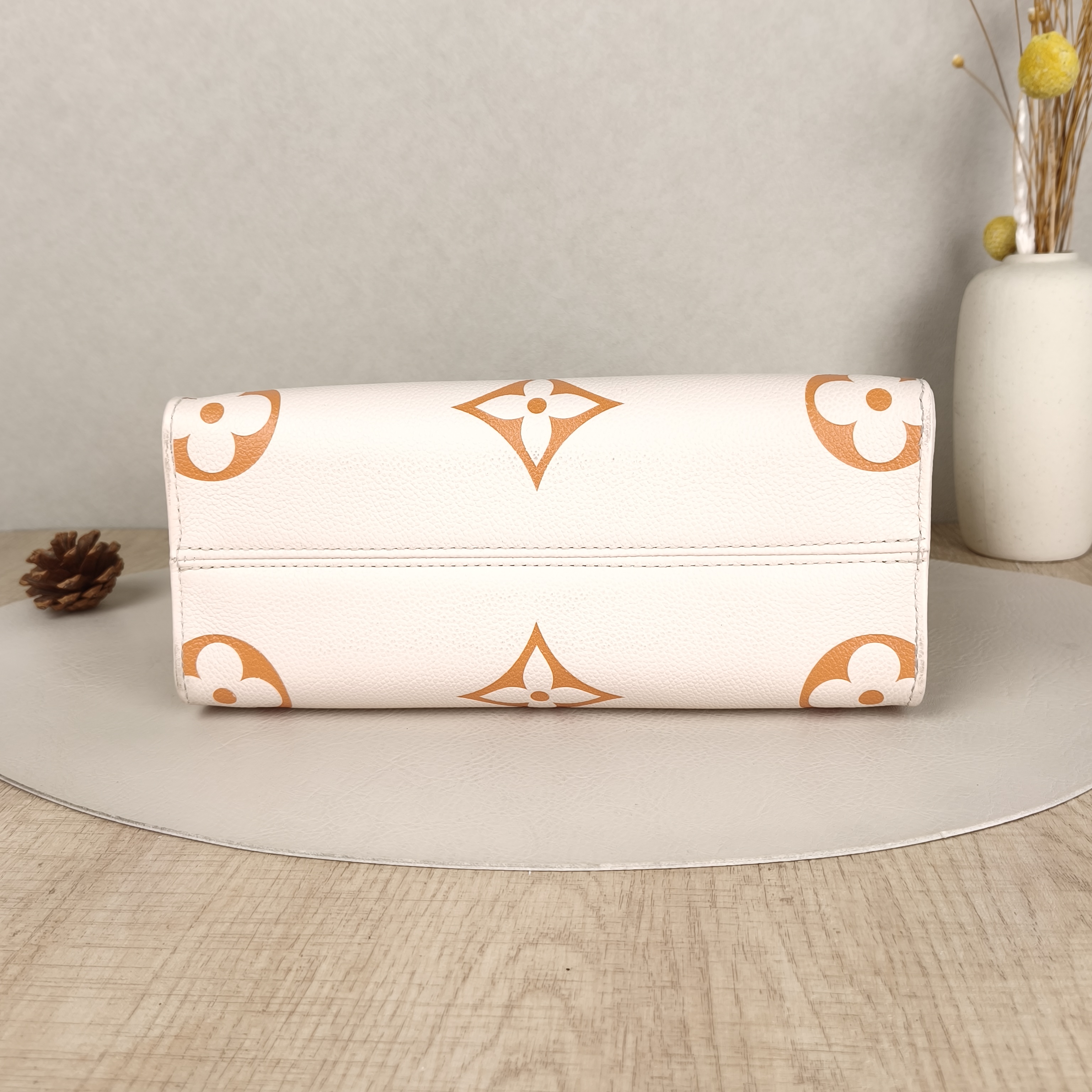 Louis Vuitton Shoulder Bag Onthego White Empreinte Embossed Calfskin Monogram Small25 × 11.5 × 19 cm — cover view 3 of 5