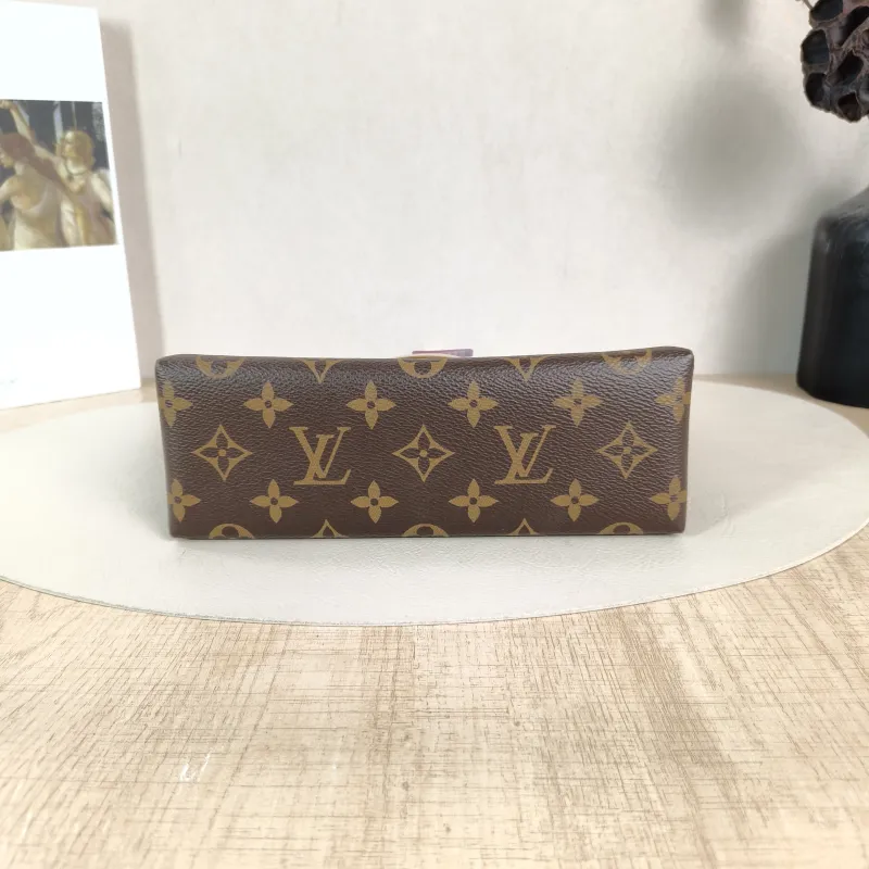 Louis Vuitton Crossbody Bag Locky BB Black PVCBB20 × 7.5 × 16 cm — cover view 5 of 5