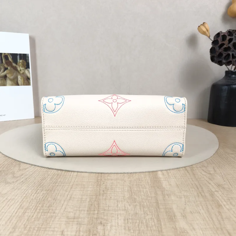 Louis Vuitton Top Handle Bag Onthego White · Embroidered Calfskin Small25 × 11.5 × 19 cm — cover view 4 of 5