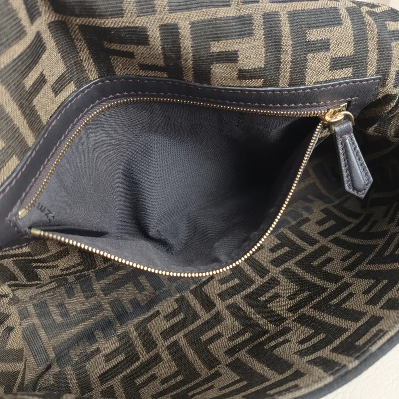 FENDI Crossbody Bag Baguette Baguette Bag Brown Canvas Medium 27 × 6 × 15 cm — detail view 8 of 11