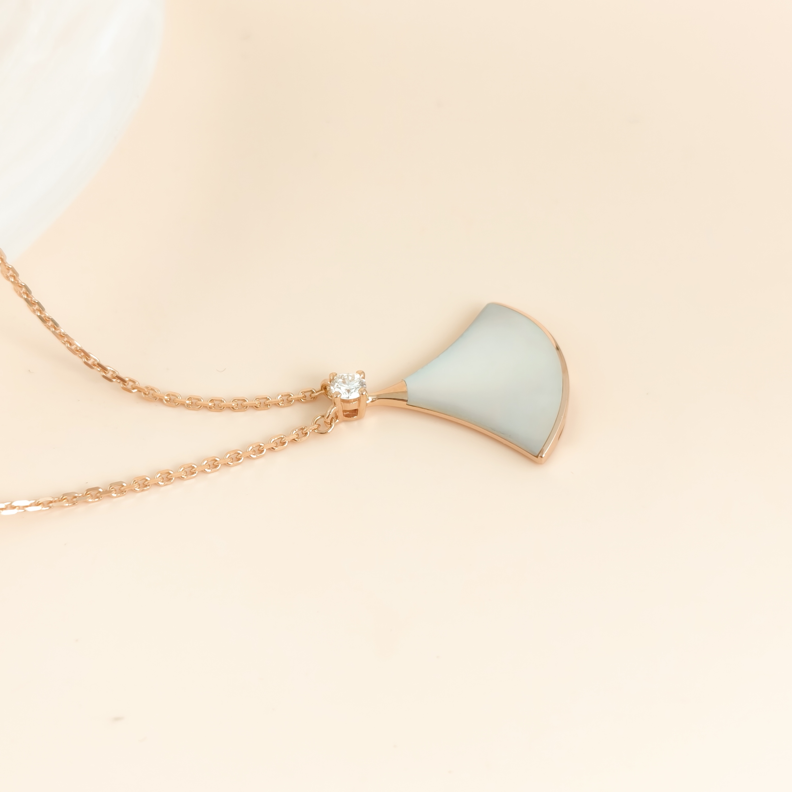 Bvlgari Necklace DIVAS’ DREAM Collection Pearl White Mother-of-Pearl Diamond18KR ose Gold Medium Pendant2cm 43cm — cover view 9 of 10