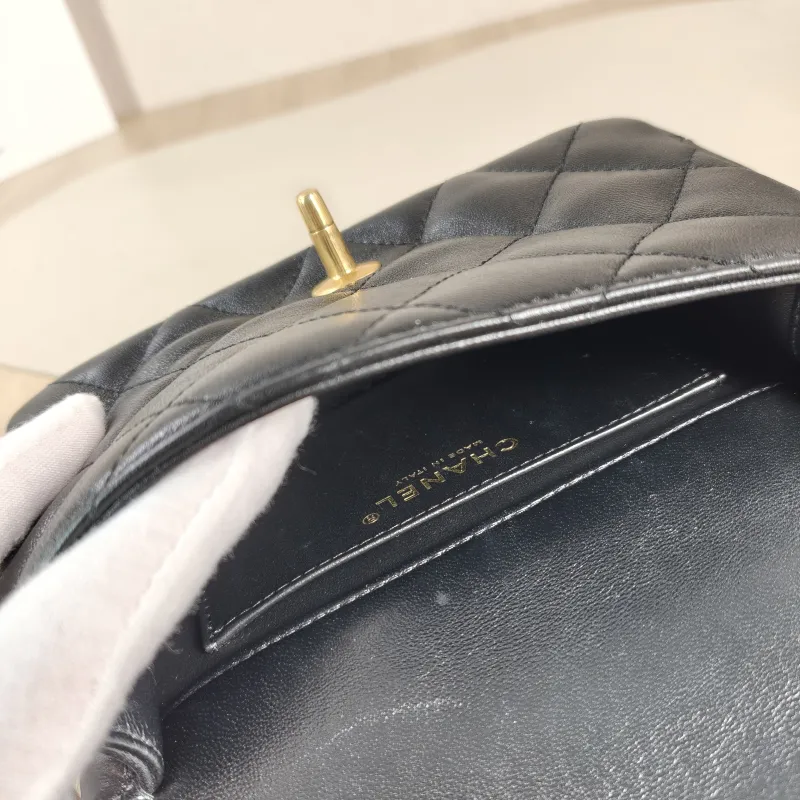 Chanel Crossbody Bag Black Lambskin 18 × 5 × 12 cm — detail view 6 of 11