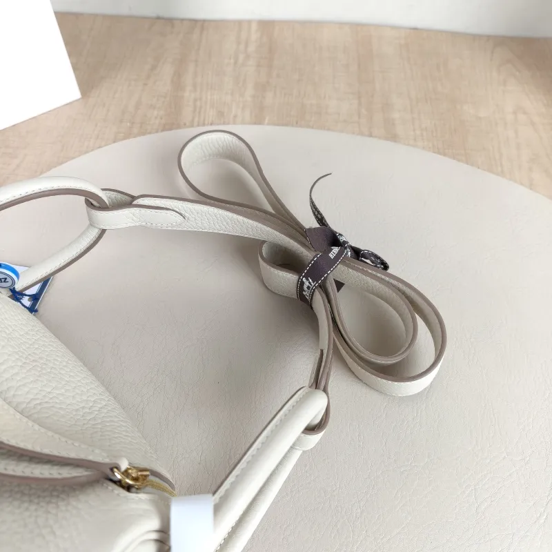 Hermès Crossbody Bag Lindy Mini 19 10 TC Calfskin Mini 19 × 9.5 × 13 cm k — detail view 10 of 10