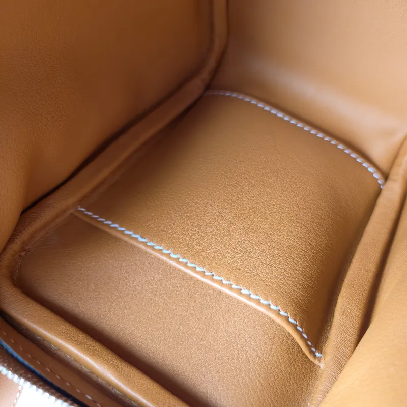 Hermès Crossbody Bag Lindy Mini 19 1H Swift Calfskin Mini 19 × 9.5 × 13 cm G — detail view 3 of 15