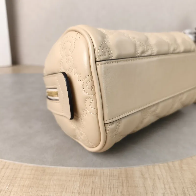 GUCCI Crossbody Bag GG matelasse Beige Calfskinmini19 × 11 × 13 cm — detail view 8 of 11