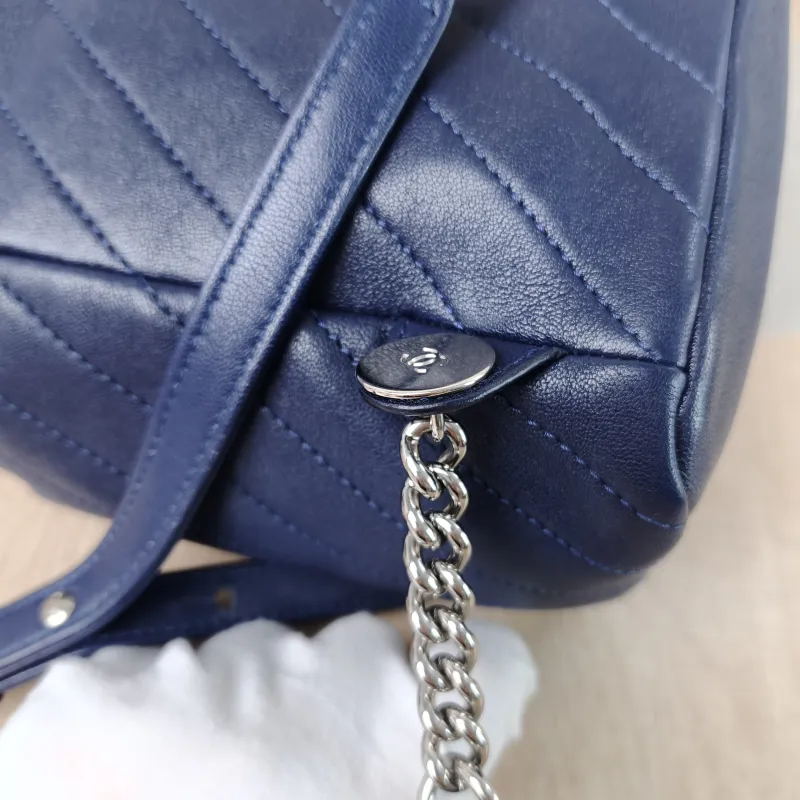 Chanel Backpackv Backpack Navy Lambskin Small18 × 11 × 23 cm — detail view 4 of 15