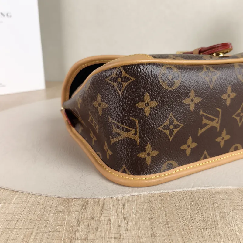 Louis Vuitton Crossbody Bag Diane Baguette Bag Shoulder Strap PVC Small 24 × 9 × 15 cm — detail view 7 of 12