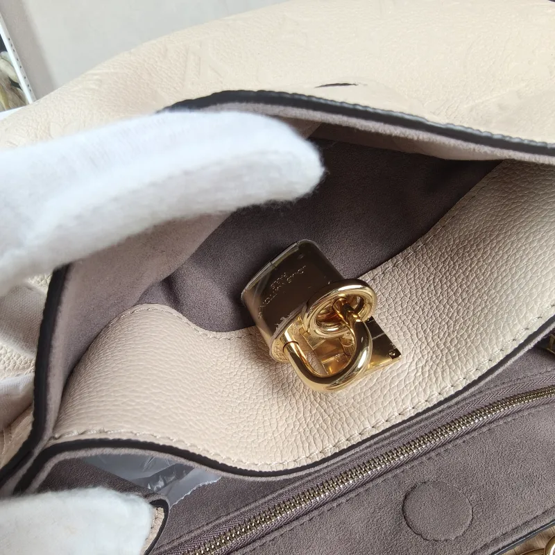 Louis Vuitton Shoulder Bag Anytime Messenger Bag Calfskin Small 34 × 13 × 20 cm — detail view 9 of 11