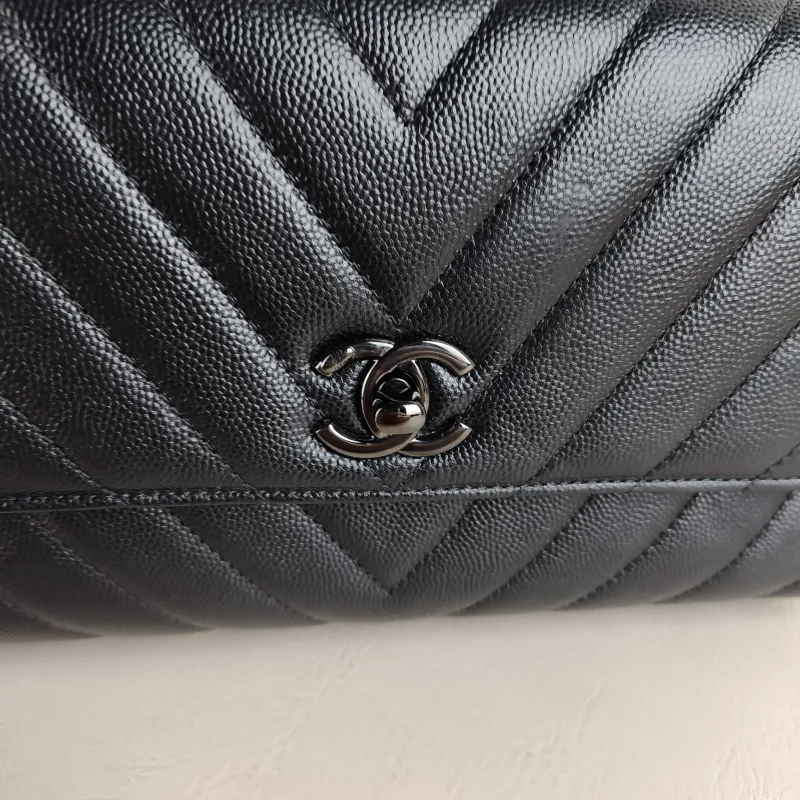 Chanel Top Handle Bag Coco Handle​ v Black Grained Calfskin Small 24 × 10 × 14 cm — detail view 2 of 12