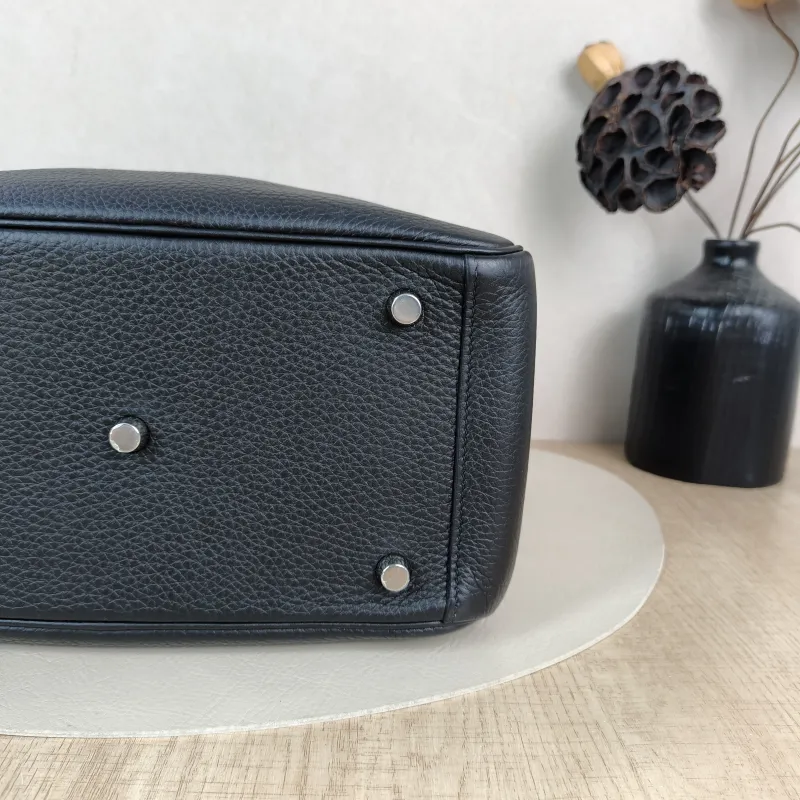 Hermès Crossbody Bag Lindy 26 89Black Taurillon Clemence TC Calfskin Small 26 × 12 × 18 cm B — detail view 2 of 11
